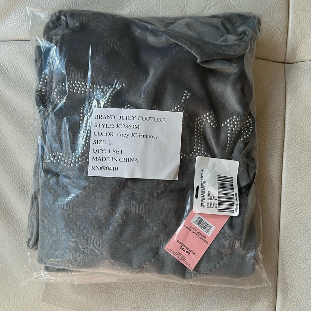 NWT JUICY COUTURE Embossed Logo Short Sleeve Velvet Fleece Lounge Set in Grey - Picture 3 of 7